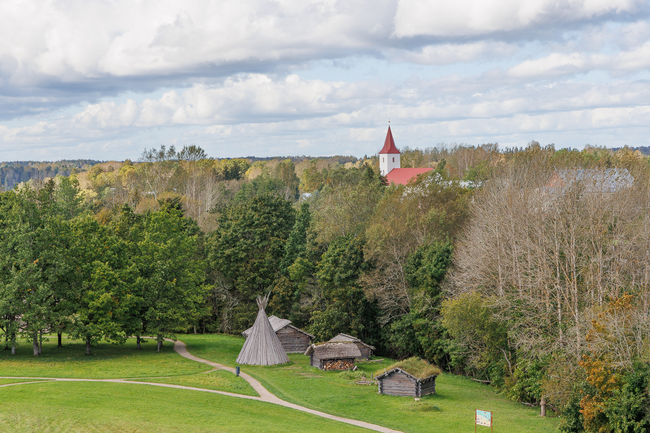 Blick vom Turm auf das Bauernhofmuseum und die Kirche von R&otilde;uge