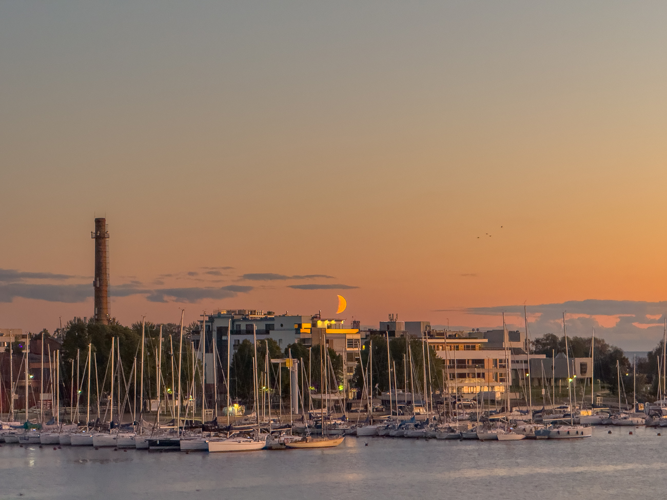 Nach der Wanderung der gleiche Blick von unserem Balkon, diesmal auf den Mond bei Sonnenuntergang