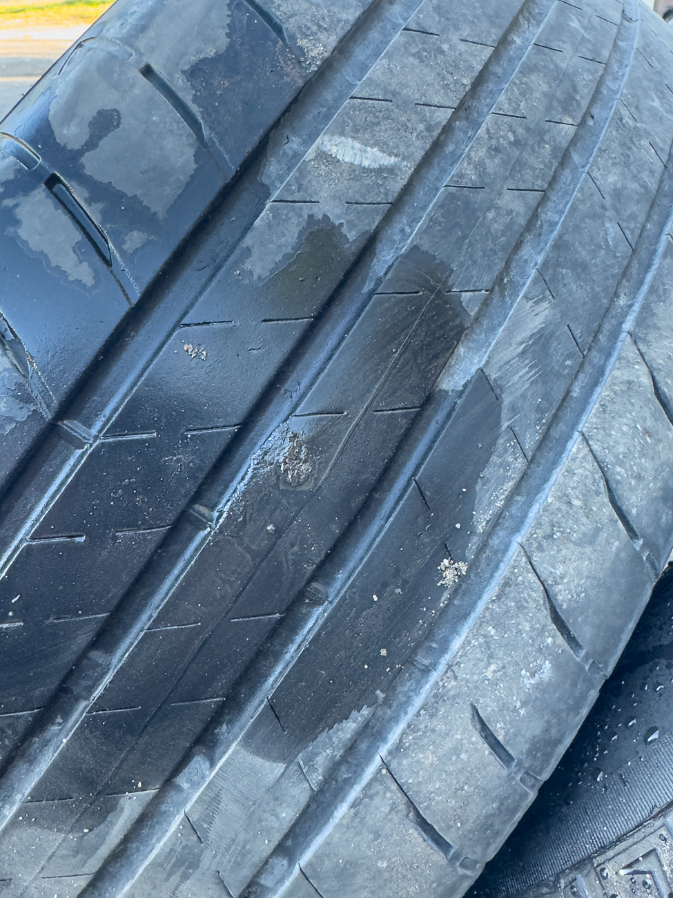 Die reparierte Stelle von au&szlig;en. Wir bekamen einen gebrauchten Reifen montiert, das h&auml;tten wir gleich machen lassen sollen