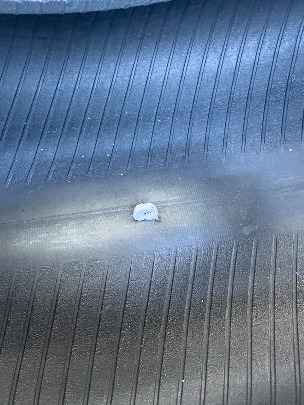 Die reparierte Stelle war wieder undicht und konnte nicht noch einmal repariert werden, die Gummiwurst von innen