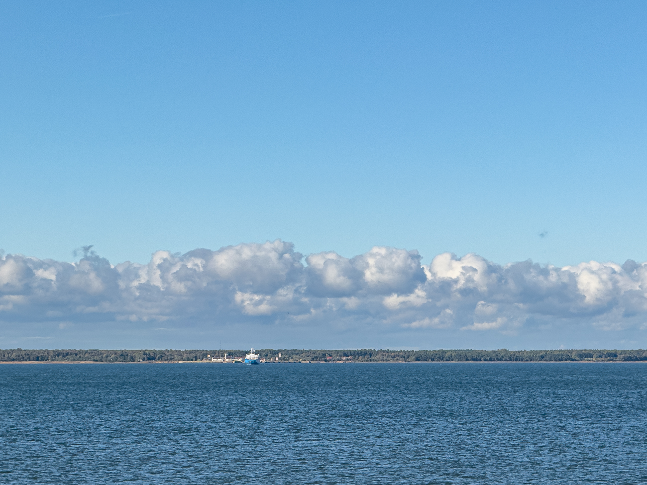 Der F&auml;hrhafen von Kuivastu auf der Insel Saaremaa ist in Sicht