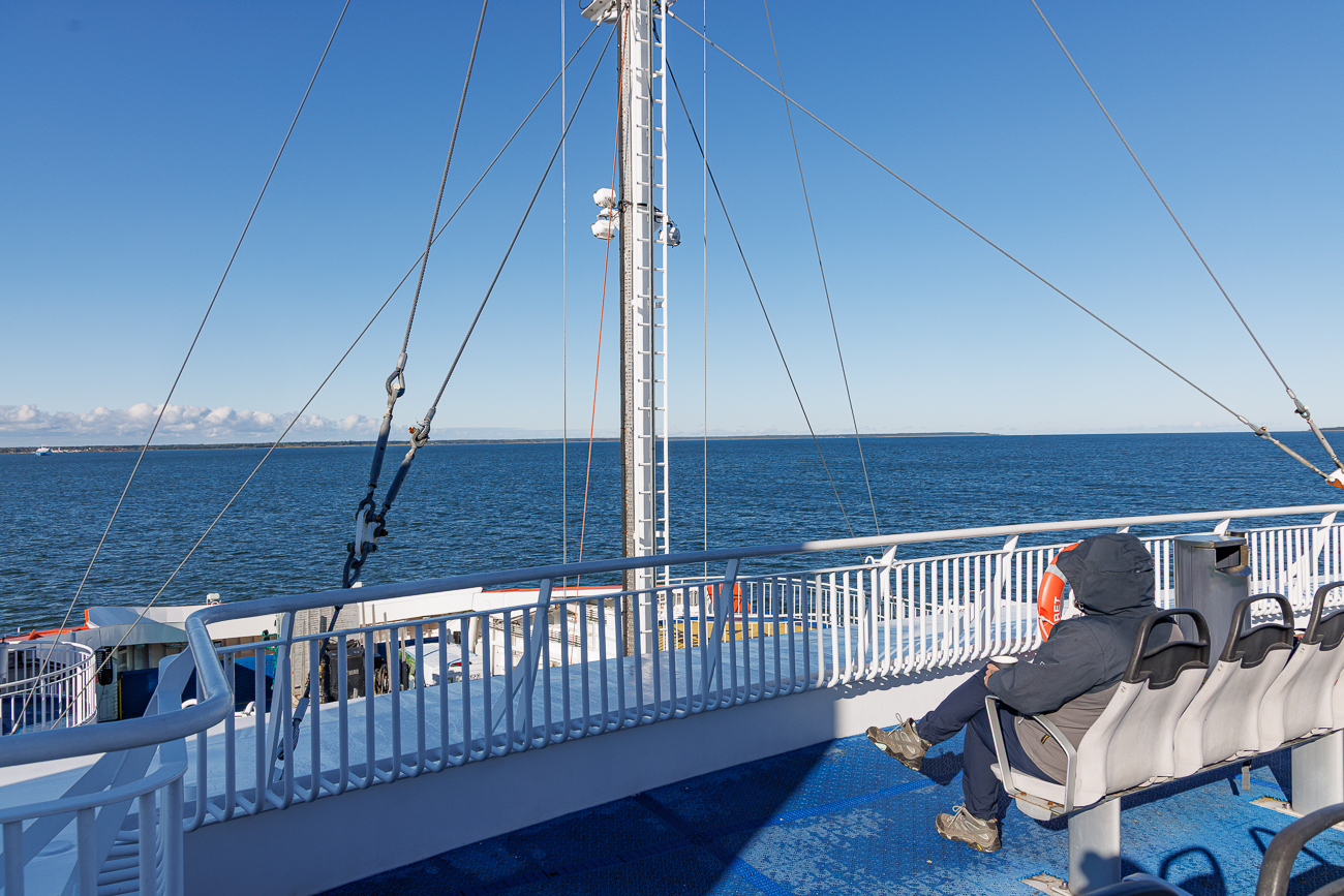Wir sind immer noch auf dem Au&szlig;endeck und w&auml;rmen uns mit Kaffee auf