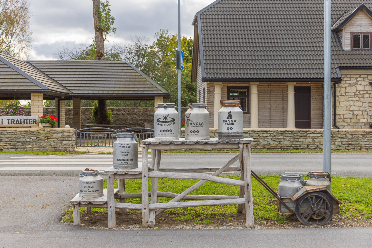 Solche Milchkannen sieht man auf dem Land &ouml;fter. Diese hier sind allerdings nur Zierde