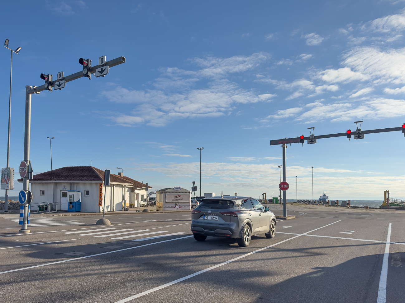 Warten am F&auml;hrhafen von Kuivastu