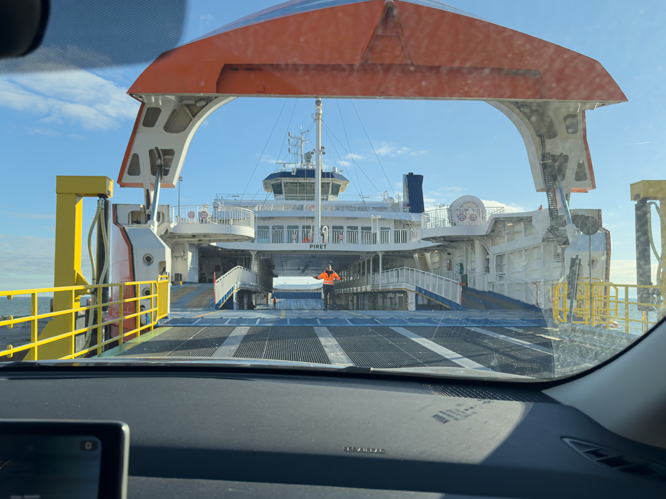 Danach d&uuml;rfen wir auf die F&auml;hre fahren