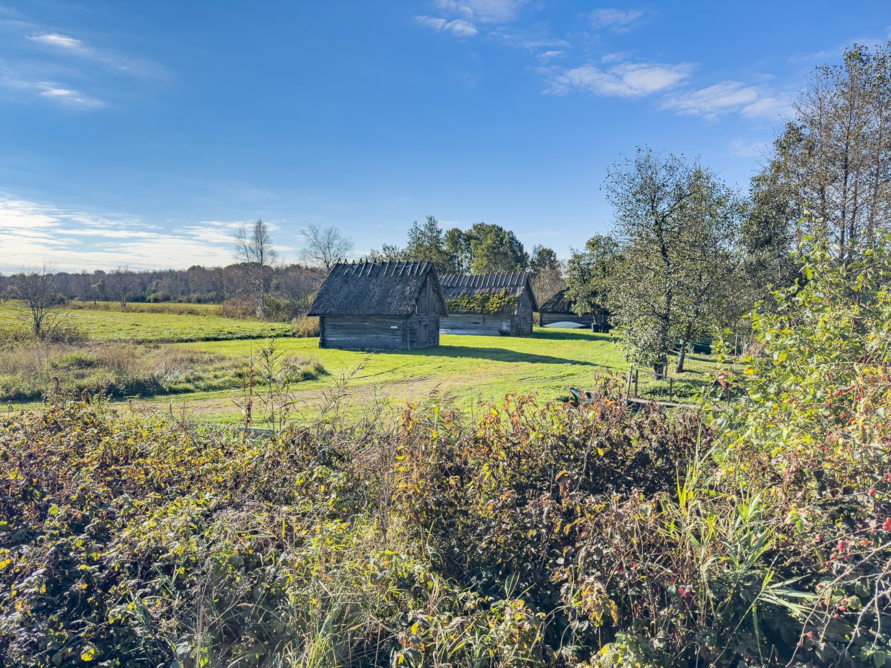 Daneben finden wir einige Fischerh&uuml;tten ...