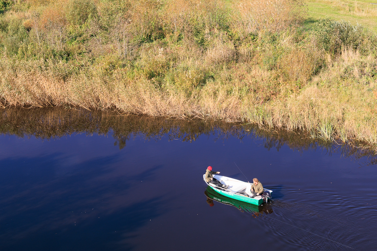 Angler mit ihrem Boot