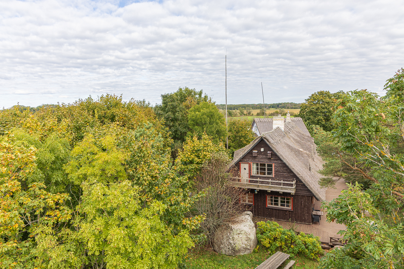 Von einem weiteren Aussichtsturm an der Haeska-Bucht schauen wir u. a. auf einen Bauernhof mit G&auml;stezimmern