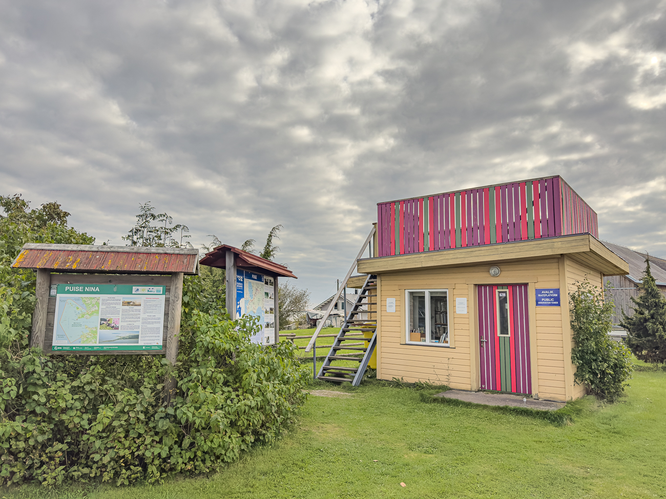 Aussichtsplattform &uuml;ber einer Mini-Bibliothek in Puise. Leider hat man keine wirklich Aussicht :-(