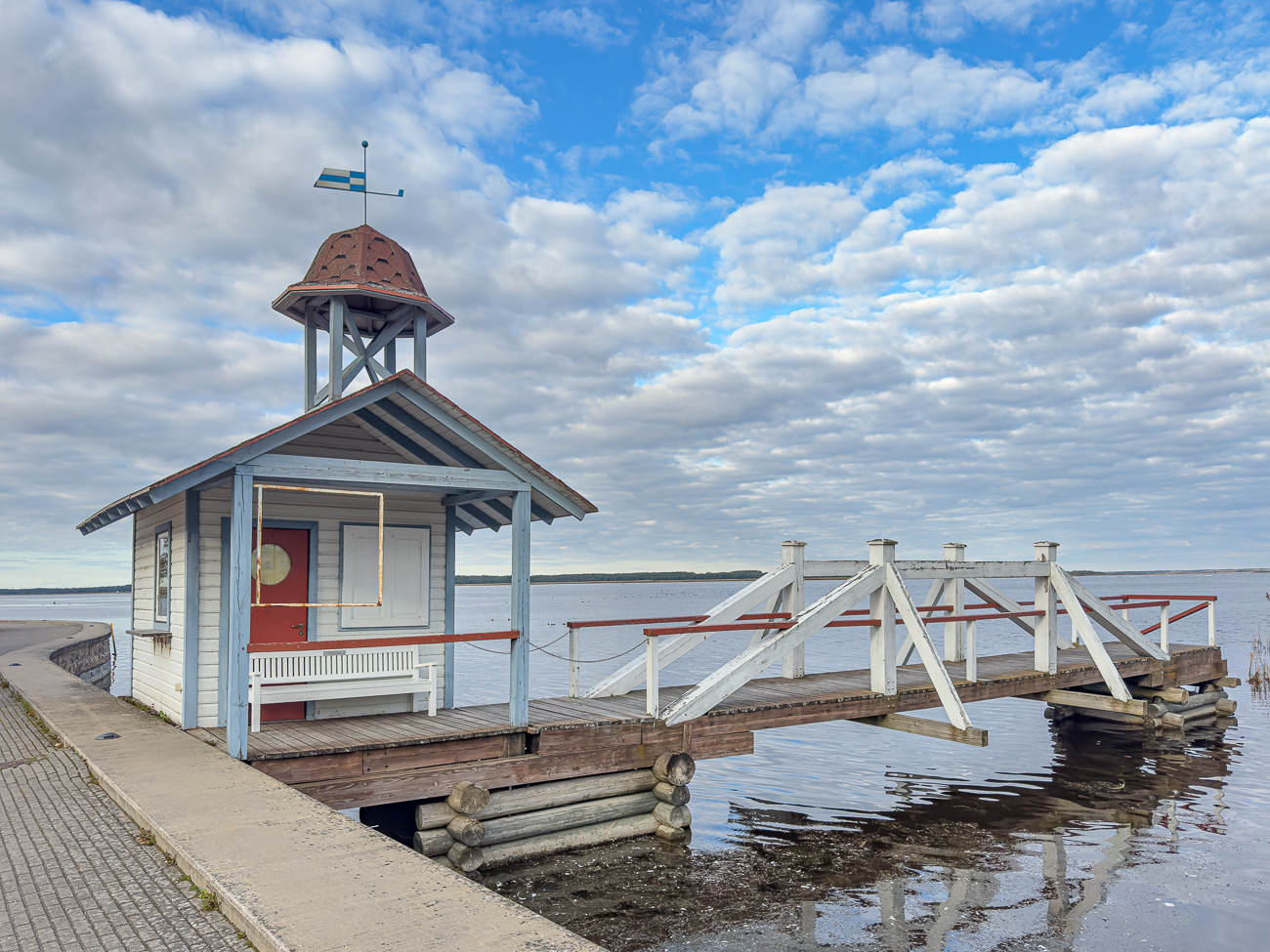 Steg am Ufer der Ostsee