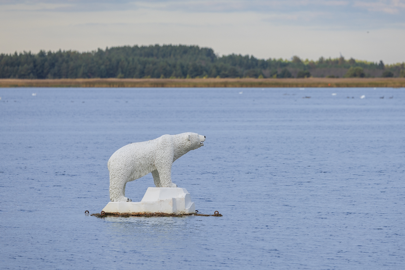 Eisb&auml;ren-Skulptur an der gegen&uuml;berliegenden Promenade
