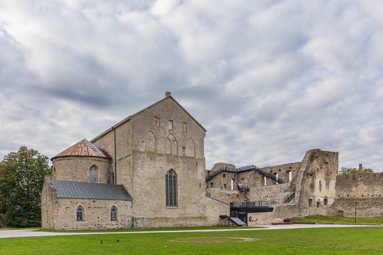 Links die Domkirche von hinten