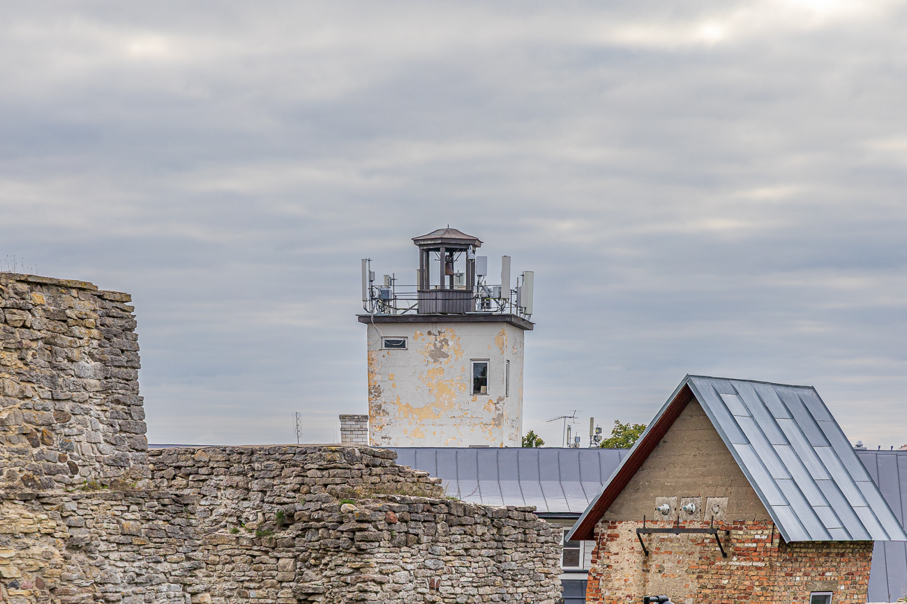 Vermutlich zu sowjetischer Zeit ein Wachturm, heute ein Mobilfunk-Turm