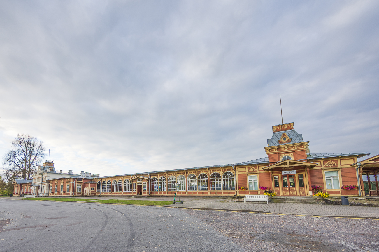 Der Bahnhof von Haapsalu war ein wichtiger Bahnhof f&uuml;r russische Aristokraten und wird oft als "Kaiserbahnhof" bezeichnet, da der russische Kaiser die Bauidee unterst&uuml;tzte. Das historische Bahnhofsgeb&auml;ude, das einen der l&auml;ngsten &uuml;berdachten Bahnsteige Europas hatte, ist heute ein Museum, obwohl es Pl&auml;ne gibt, den Betrieb im Jahr 2026 wieder aufzunehmen. 