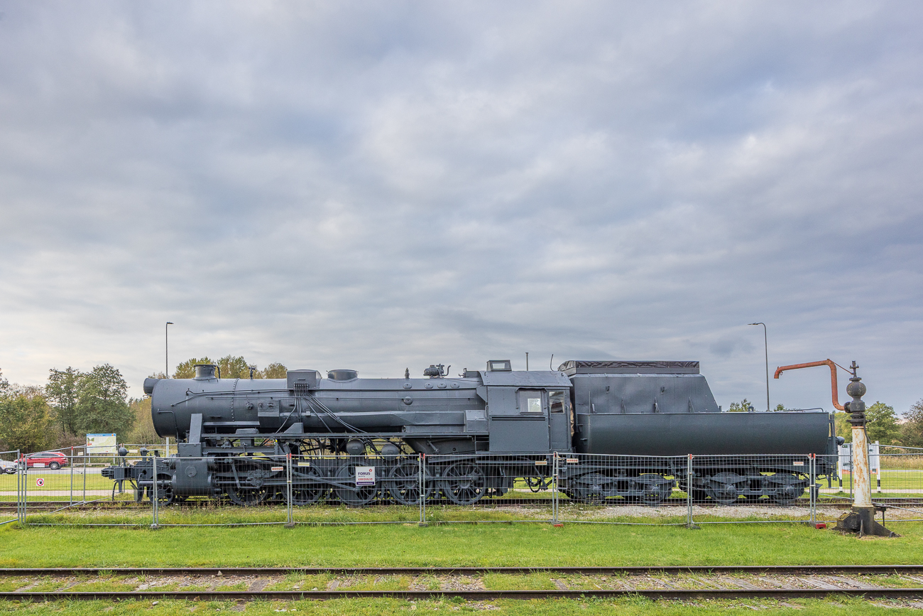 Draußen stehen alte Dampfloks, wie diese TE-3368, Hersteller: Krauss-Maffei, Fabriknummer: 16494, Baujahr: 1943, Spurweite: russische Breitspur: 1.524 mm