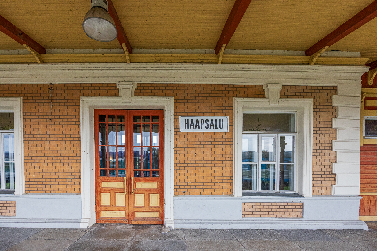 Zugang zur Bahnhofshalle ...