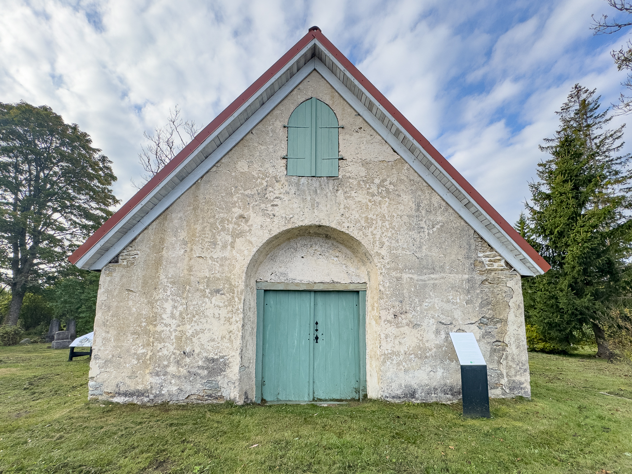 Auf dem Weg nach Tallinn stoppen wir an einem alten Friedhof