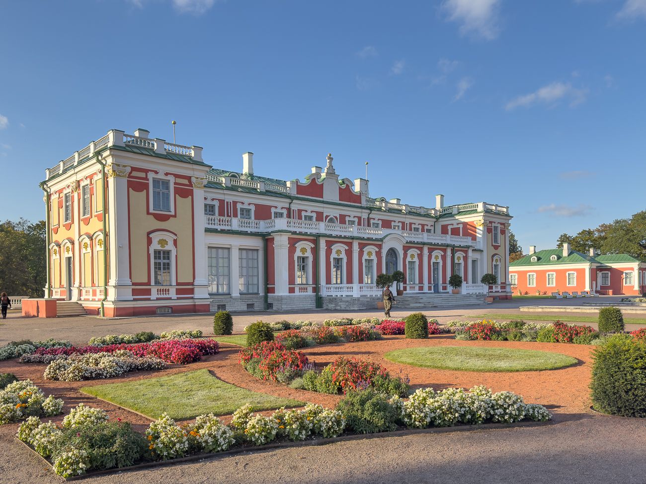 Das Schloss Katharinental (estnisch Kadrioru loss) ist ein barockes Schloss im nord&ouml;stlichen Stadtteil Kadriorg der estnischen Hauptstadt Tallinn. Es wurde in den Jahren 1718 bis 1725 nach Entwurf von Nicola Michetti im Auftrag von Peter dem Gro&szlig;en als Geschenk f&uuml;r seine zweite Ehefrau Katharina erbaut. Gegen&uuml;ber dem Schloss, das aktuell das Kunstmuseum Katharinental (Kadrioru kunstimuuseum) beherbergt, liegt das Pr&auml;sidentenpalais.