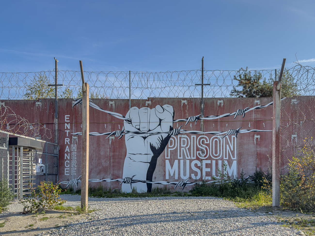 In Rummu befand sich eines der f&uuml;nf Gef&auml;ngnisse Estlands, das ber&uuml;chtigte Murru vangla. In ihm sa&szlig;en ca. 1.600 Straft&auml;ter ein, darunter einige zu lebenslanger Haft Verurteilte. Der &auml;lteste Gef&auml;ngnisteil wurde 1949 durch die sowjetischen Besatzungsbeh&ouml;rden errichtet. Das Gef&auml;ngnis wurde zuletzt von der &ouml;ffentlich-rechtlichen Aktiengesellschaft AS Eesti Vanglat&ouml;&ouml;stus betrieben. 