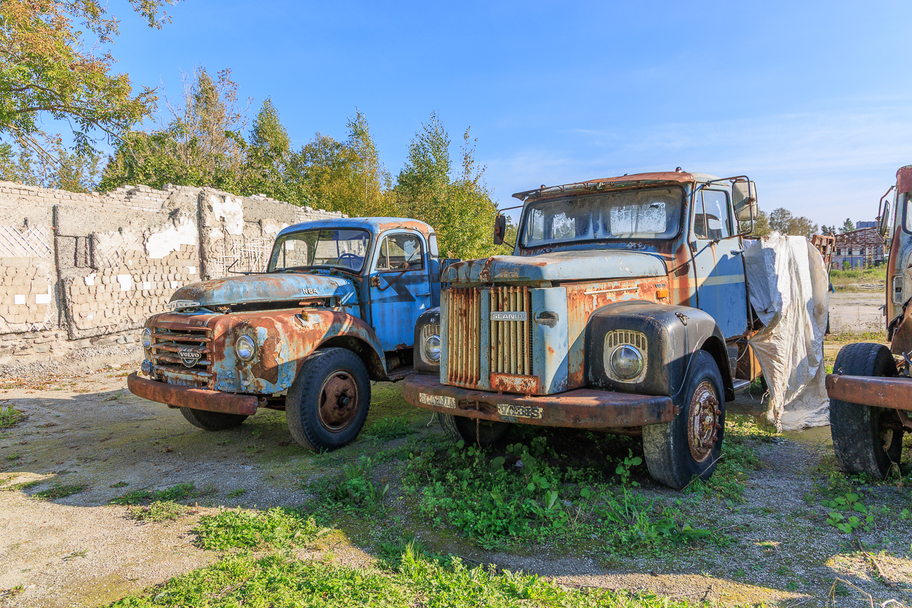Alte Lastwagen auf dem Gel&auml;nde