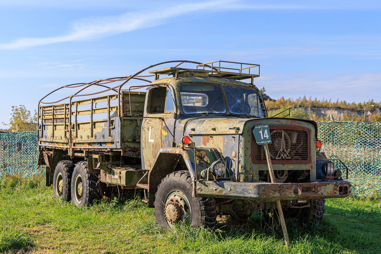 Alte Lastwagen auf dem Gel&auml;nde