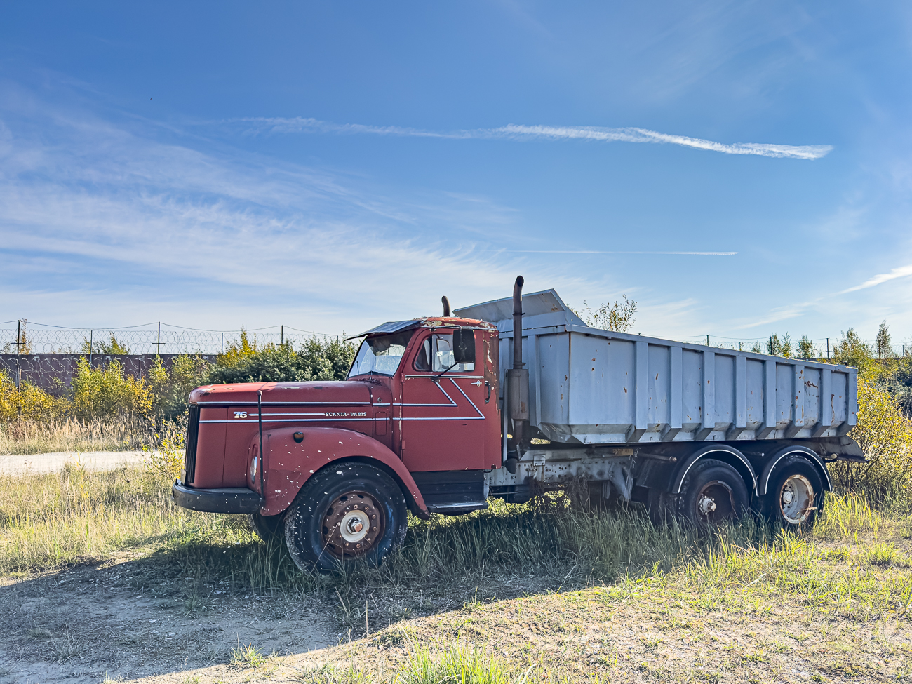 Alte Lastwagen auf dem Gel&auml;nde