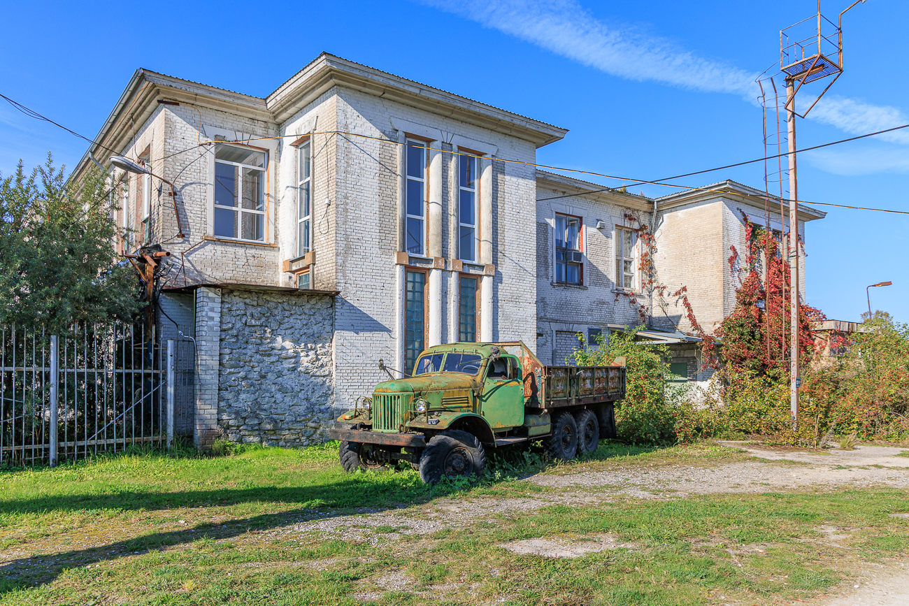 Verwaltungsgeb&auml;ude mit Schrott-LKW