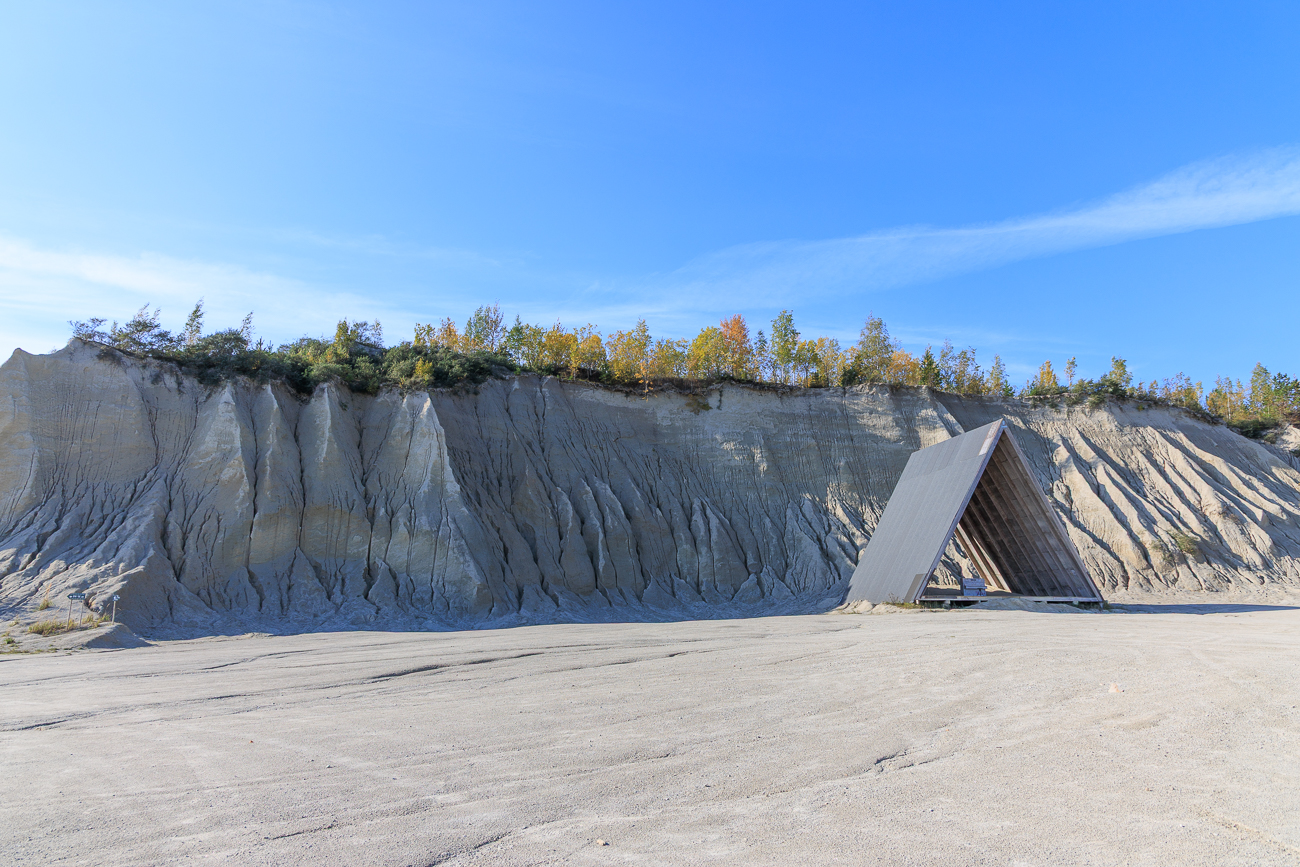 Kalksteinfelsen und provisorische Kapelle