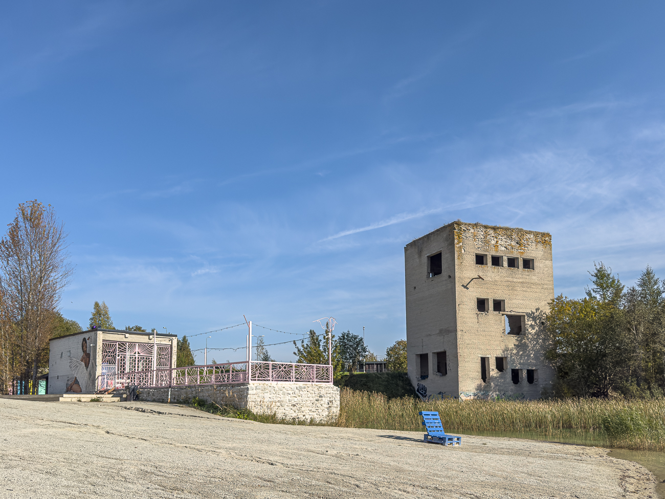 Links das Caf&eacute;, momentan leider geschlossen