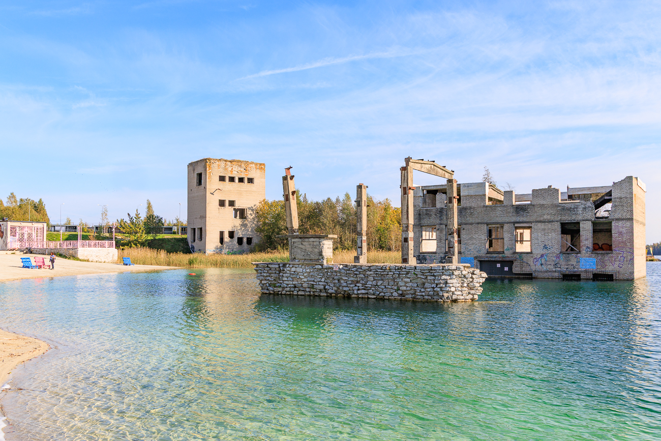 Alte Geb&auml;ude vom See &uuml;berflutet