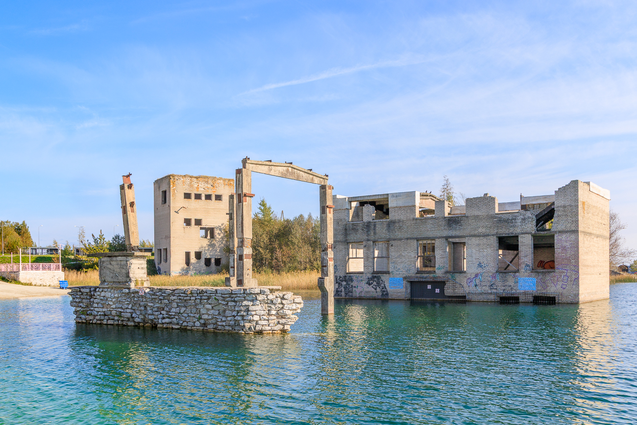 Am Strand vor den Ruinen kann man sich sonnen ...