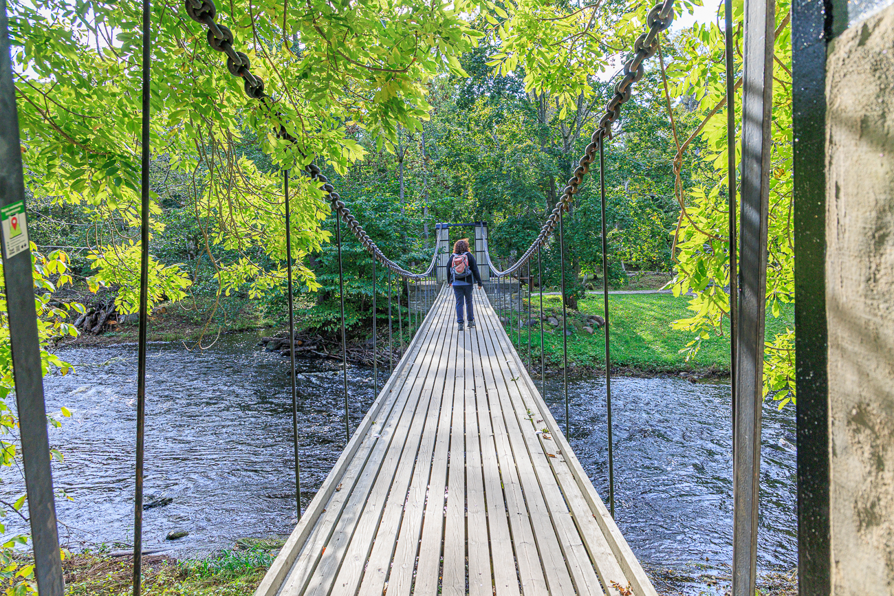 Vom Park aus f&uuml;hrt der Weg am Flussbett entlang &uuml;ber zwei H&auml;ngebr&uuml;cken zum Wasserfall