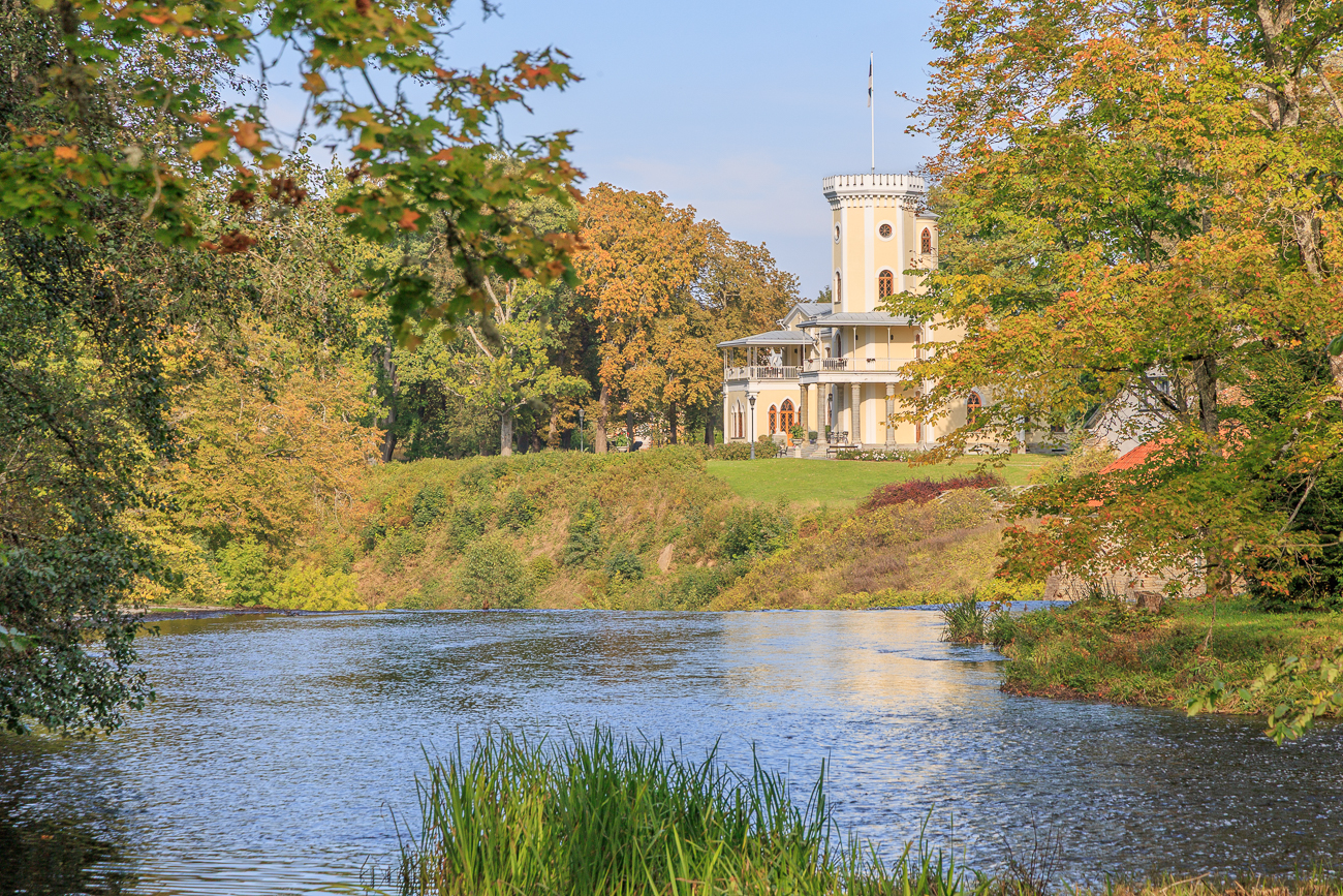 Nicht weit von der Kapelle entfernt steht ein saniertes und von der Neugotik inspiriertes Gutshaus