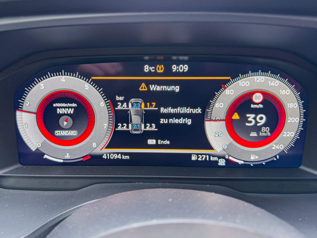 Auf einer Schotterpiste kam die Meldung, dass der vordere rechte Reifen Luft verliert :-(