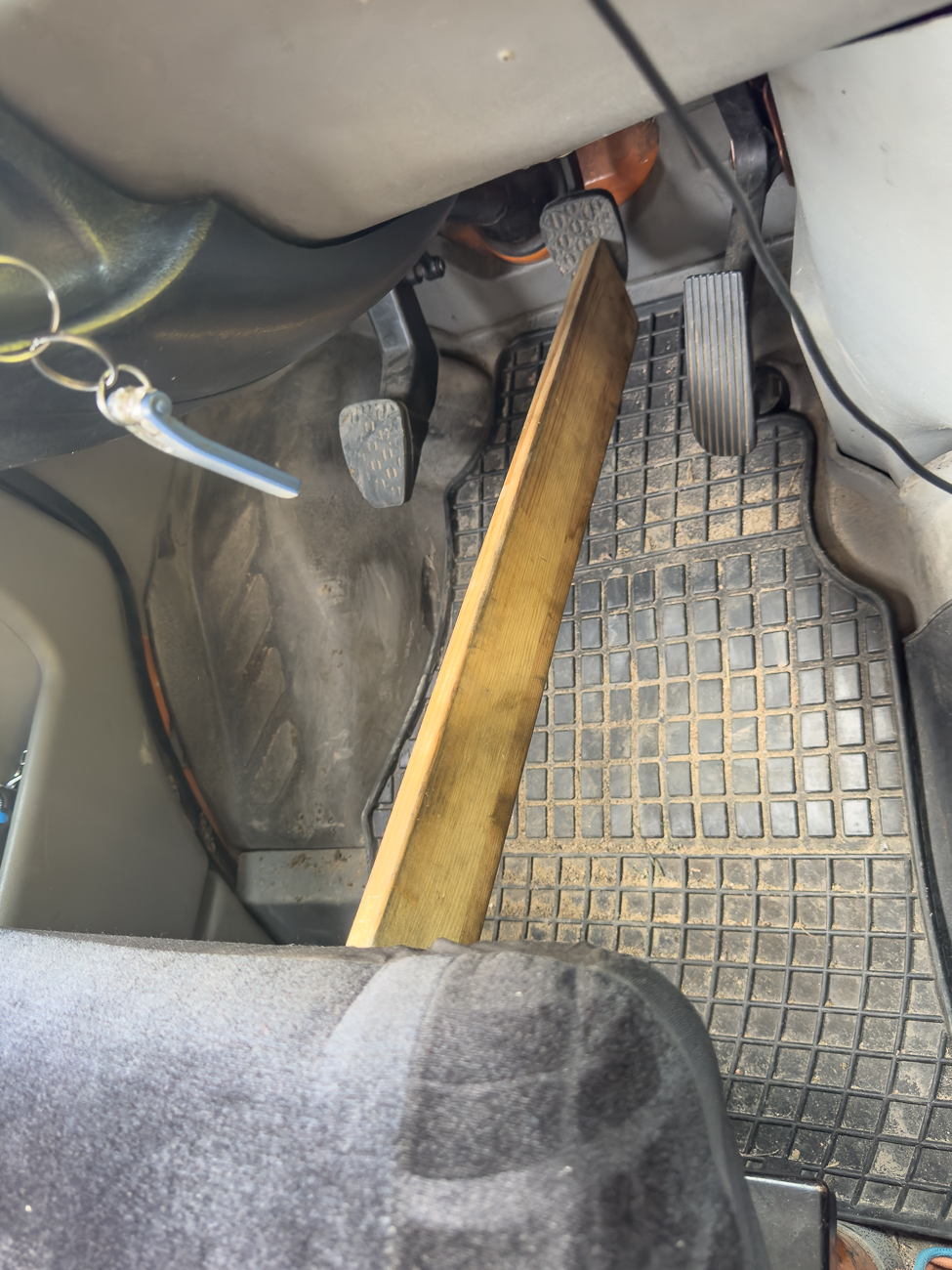 "Russian Brake", meinte der Abschlepper zur originellen Feststellbremse seines Wagens ;-)