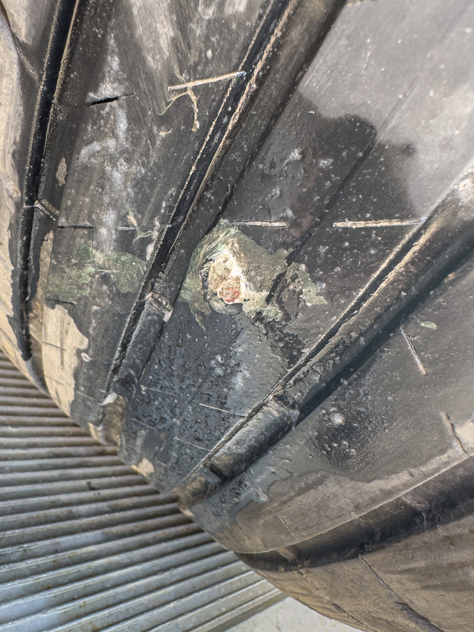 ... wird notdürftig mit einer "Gummiwurst" geflickt und das rechte Vorderrad aus Sicherheitsgründen nach hinten rechts ummontiert