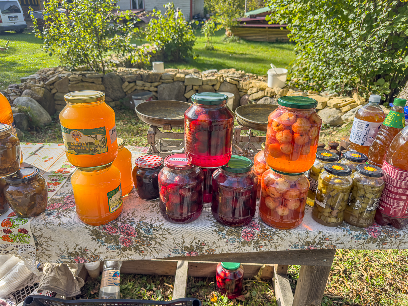 ... einige Verkaufsstände mit allerlei Selbstgemachtem aus dem Garten