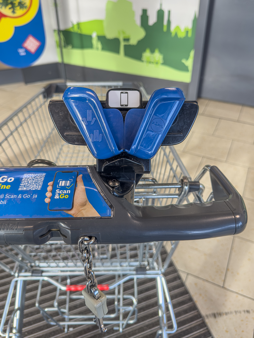 Einkaufen vor dem Einchecken: Handyhalter am Einkaufswagen ;-)