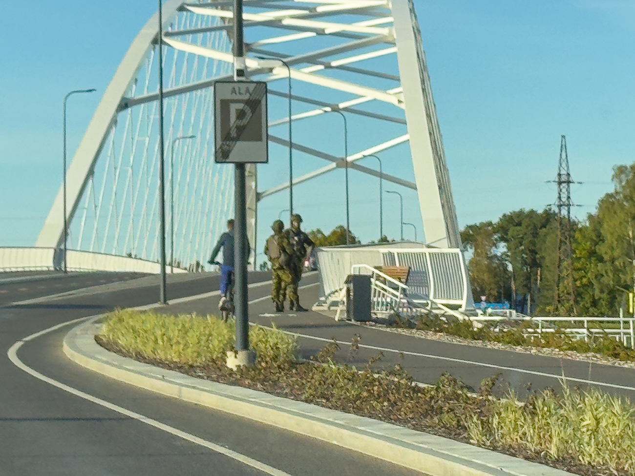 Fahrt durch Pärnu, die Brücke wird durch bewaffnetes Militär bewacht?!