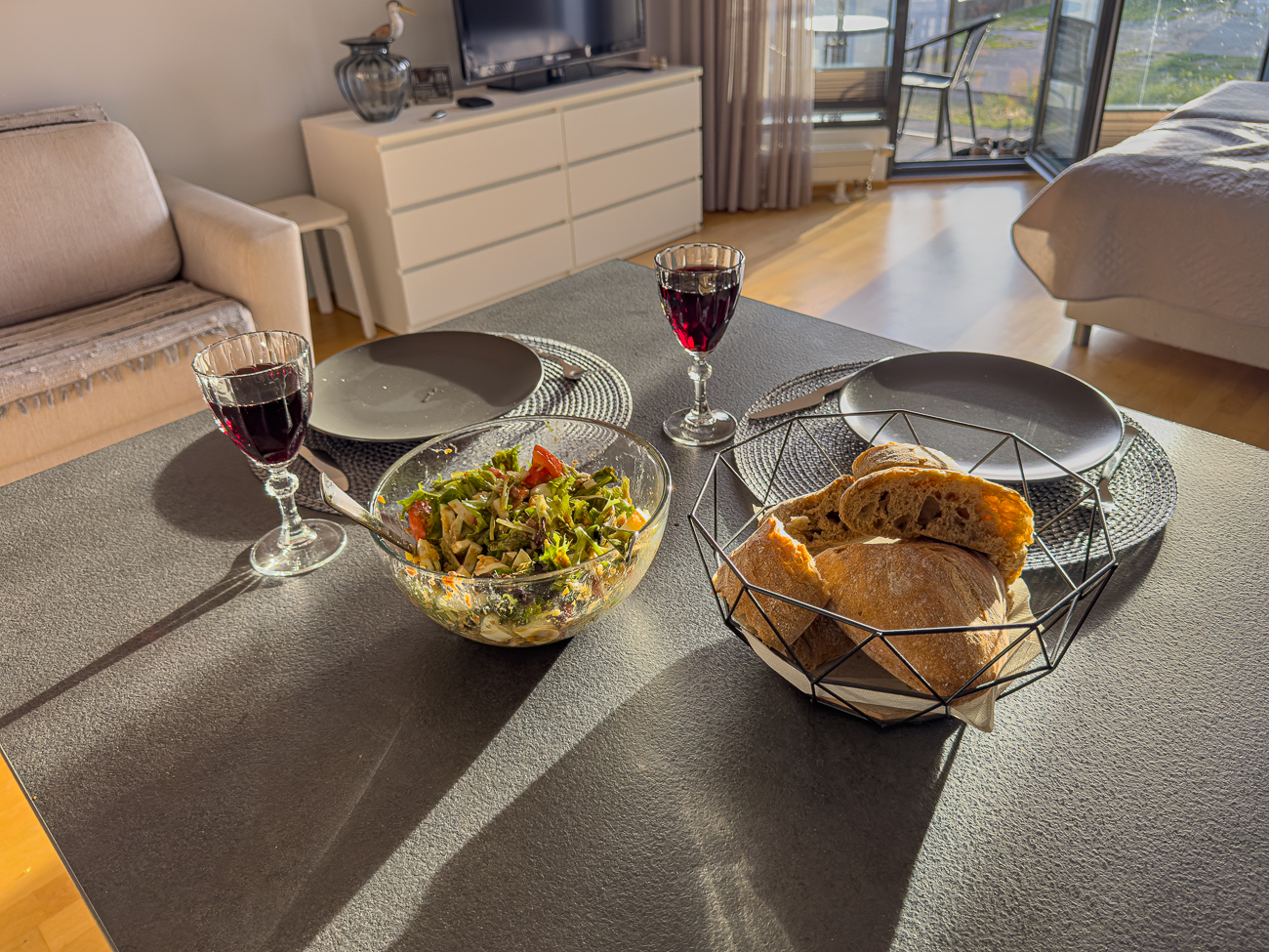 Abendessen, gemischter Salat und Rotwein