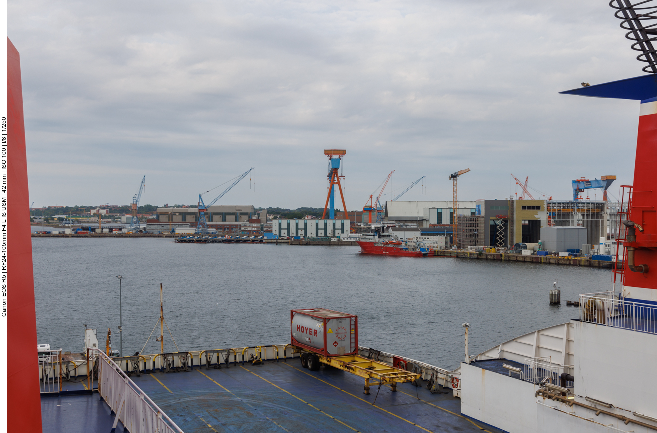 Blick auf diverse Hafengebäude