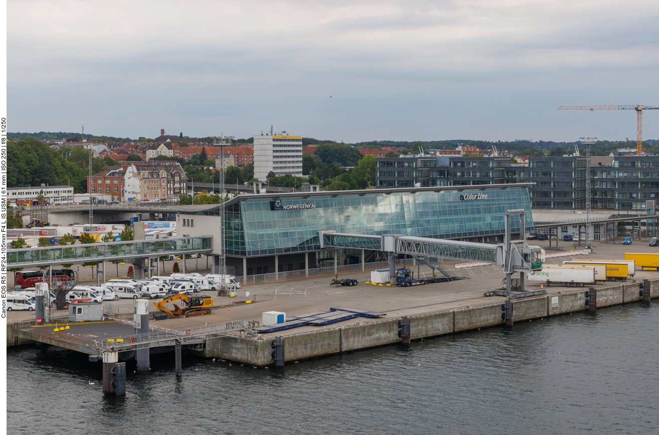 Bei der Ausfahrt kommen wir am Norwegenkai vorbei