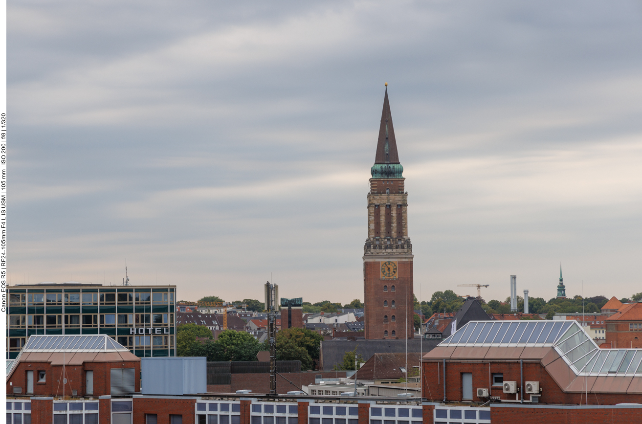 Blick auf Kieler Gebäude am Hafen