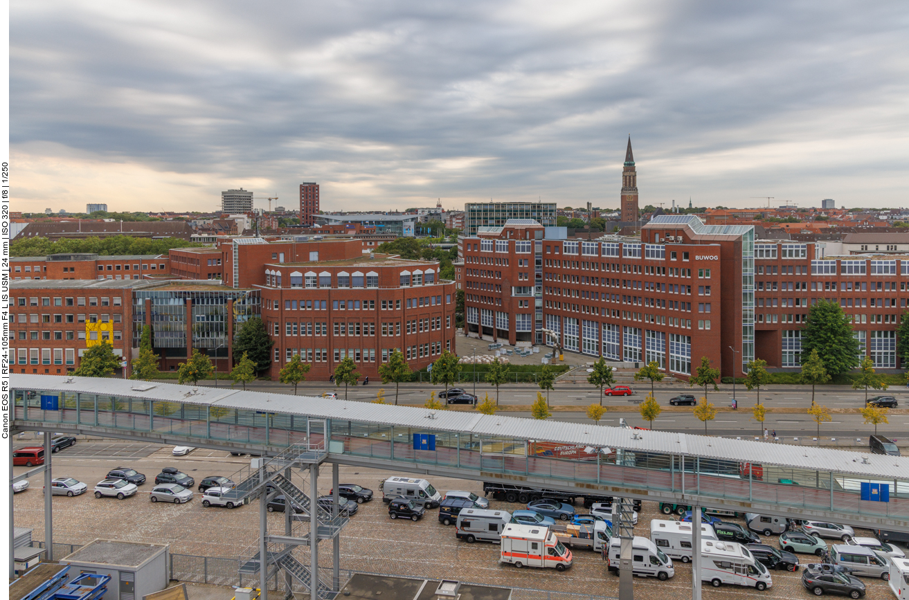 Blick auf Kieler Gebäude am Hafen