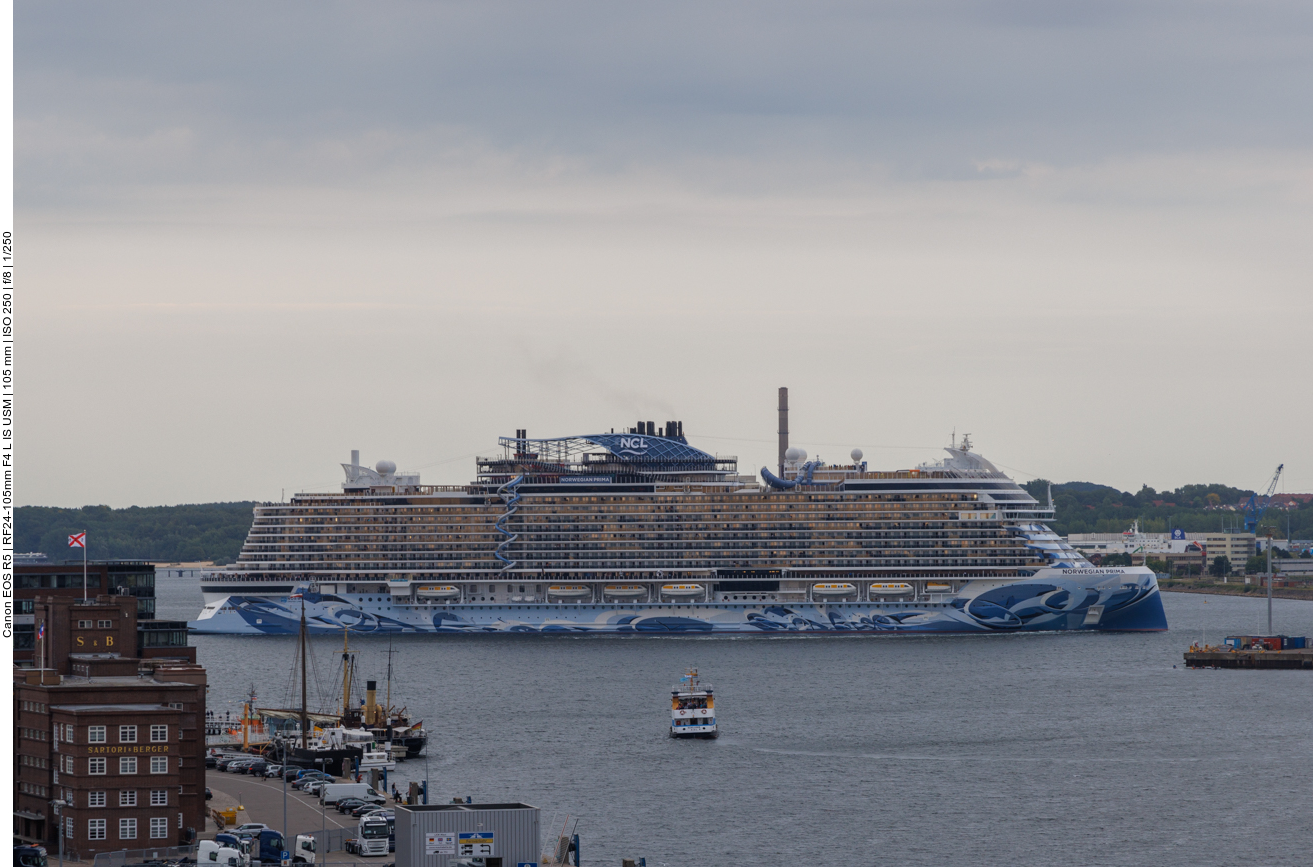 Ein riesiges norwegisches Kreuzfahrtschiff