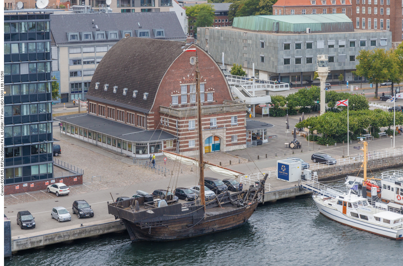 Die Kieler Hansekogge ein originalgetreuer Nachbau eines Koggenfundes in der Wesermündung. Das Original wurde auf 1380 datiert und ist heute im Schifffahrtsmuseum Bremerhaven zu besichtigen