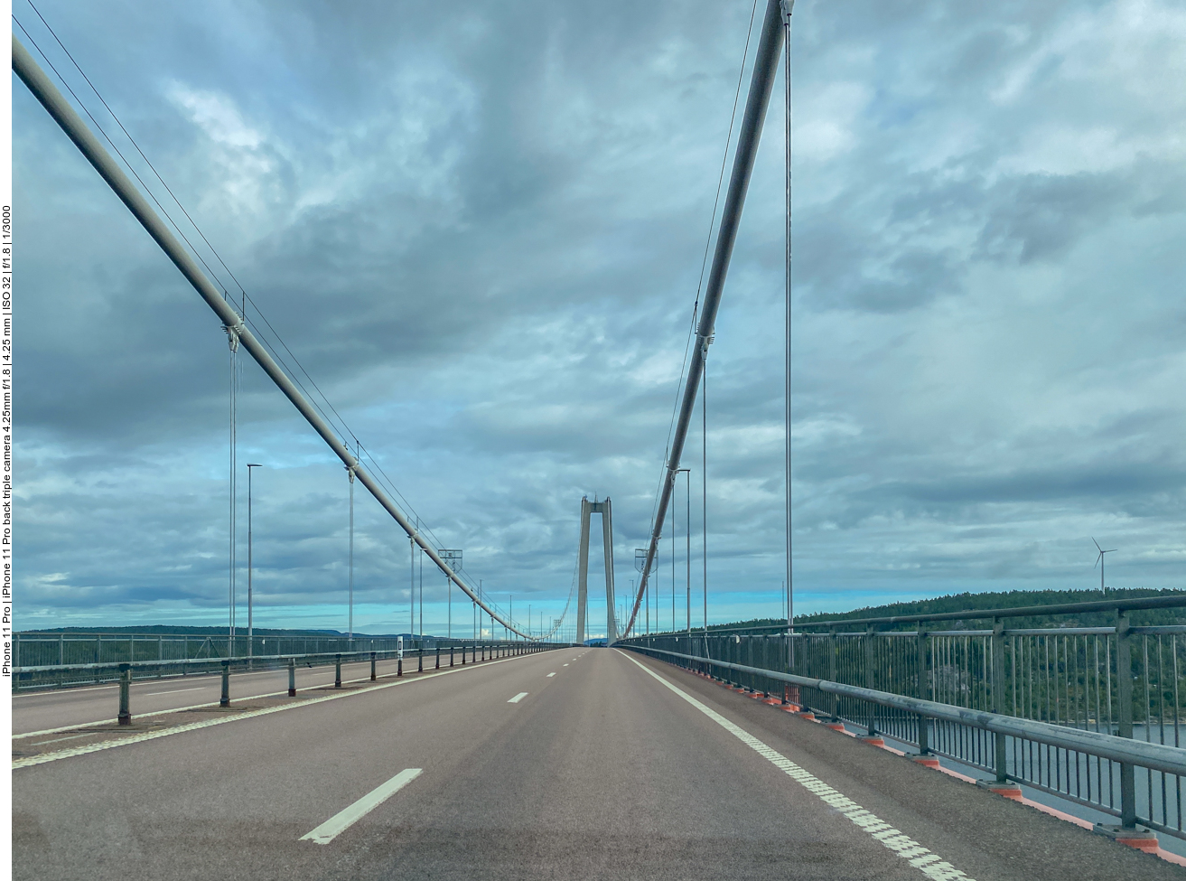 Dicke Tragseile halten die Brücke