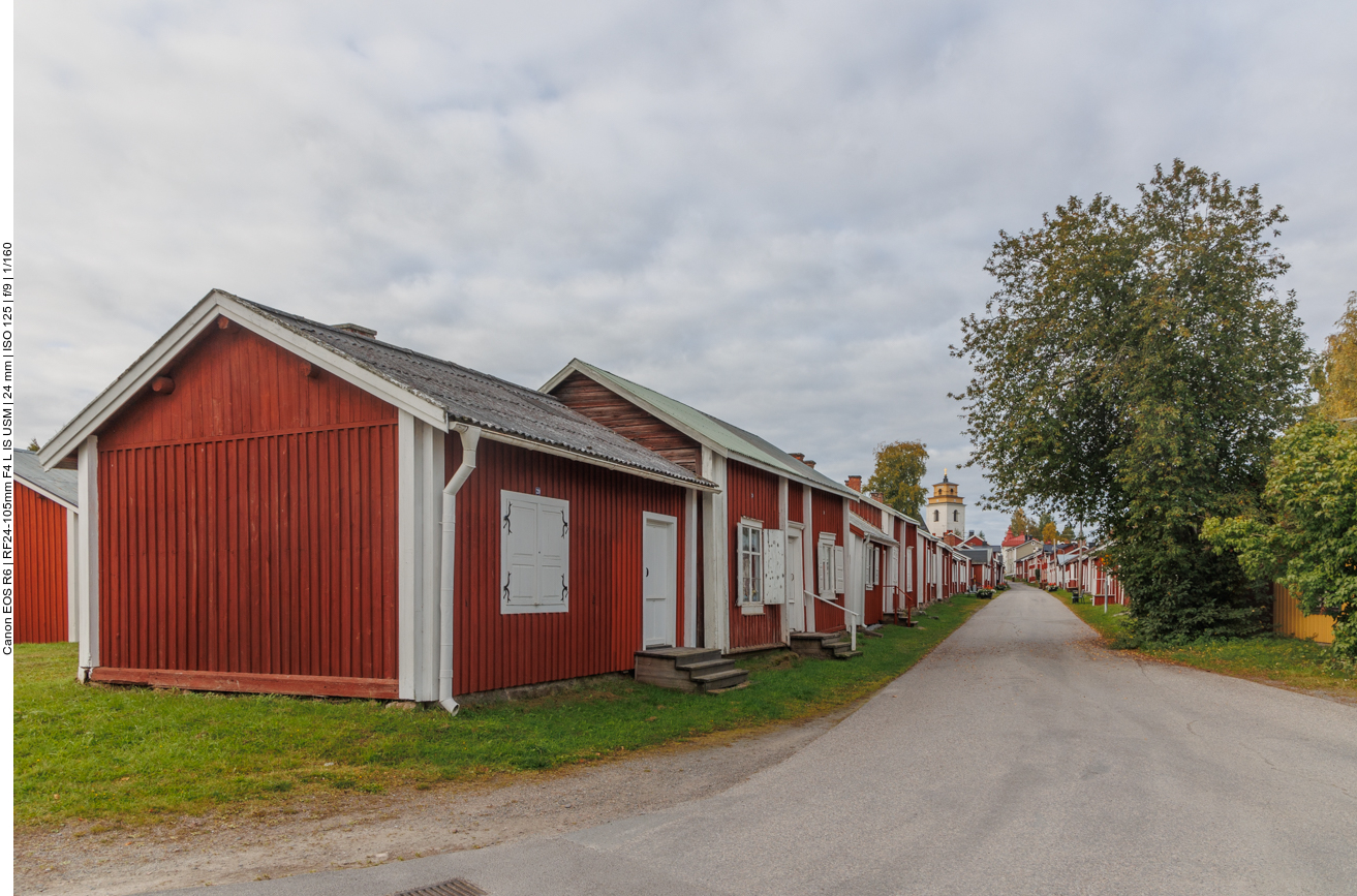 Diese Siedlung ist schon sehr merkwürdig: Sie ist 500 Jahre alt, meist ziemlich öde und mitten auf dem Land gelegen. Und dennoch ist dies hier die Altstadt von Luleå – zehn Kilometer vom heutigen Zentrum Luleås entfernt. Der Grund für die einsame Lage ist die Landhebung. Luleå musste schon knapp dreißig Jahre nach seiner Gründung umziehen. Der Hafen hatte nämlich nicht mehr genug Tiefgang. Die Stadt zog also näher ans Meer. Das geschah im Jahr 1649. Der erste Siedlungsort bekam den Namen "Gammelstad", was das gleiche wie "Gamla stan" in Stockholm ist. Es bedeutet "die alte Stadt" oder "Altstadt"