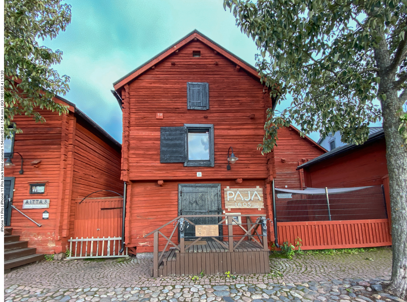 Einige alte Häuser am Hafen wurden zu Kneipen umgebaut