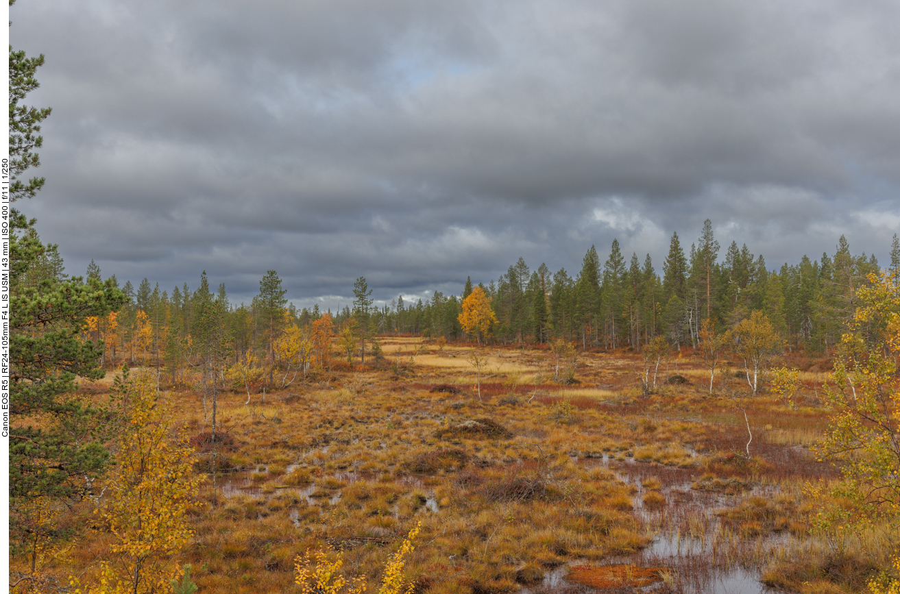 Wasser von oben und am Boden unten